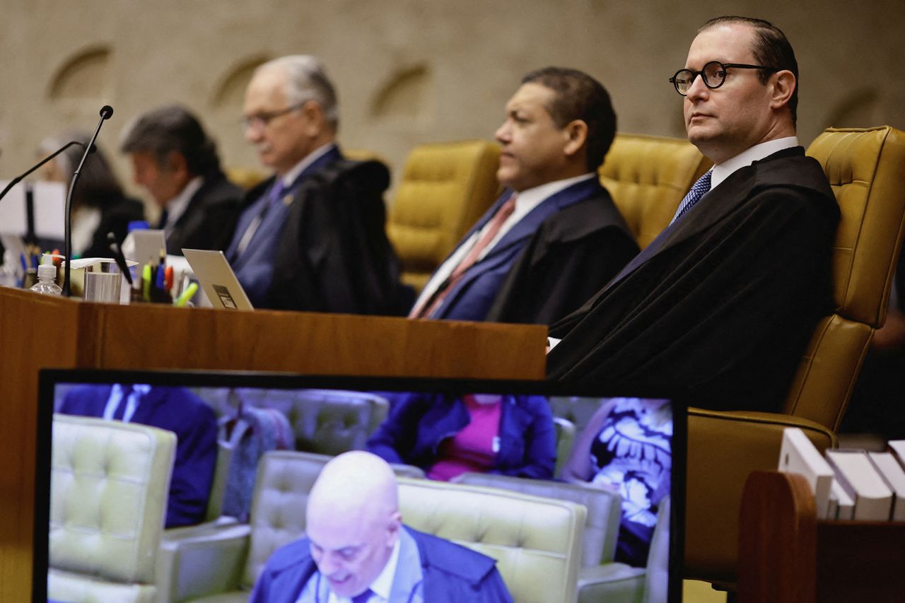 Het Braziliaanse Hooggerechtshof veroordeelde de drie bestormers voor een poging tot staatsgreep, gewapende criminele activiteiten en het beschadigen van historische gebouwen.