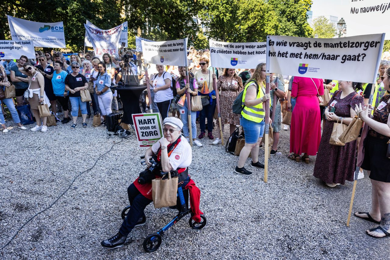 Demonstratie in Den Haag tegen bezuigingen op de ouderenzorg.