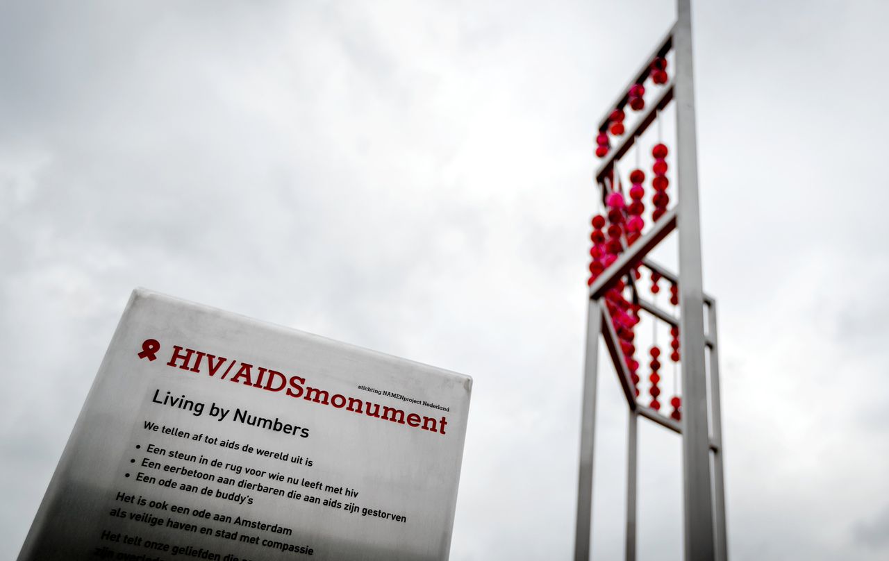 Het HIV/AIDS monument aan in Amsterdam. Het kunstwerk stelt een telraam voor dat aftelt naar 2030, het jaar dat aids volgens doelen van de VN de wereld uit moet zijn.