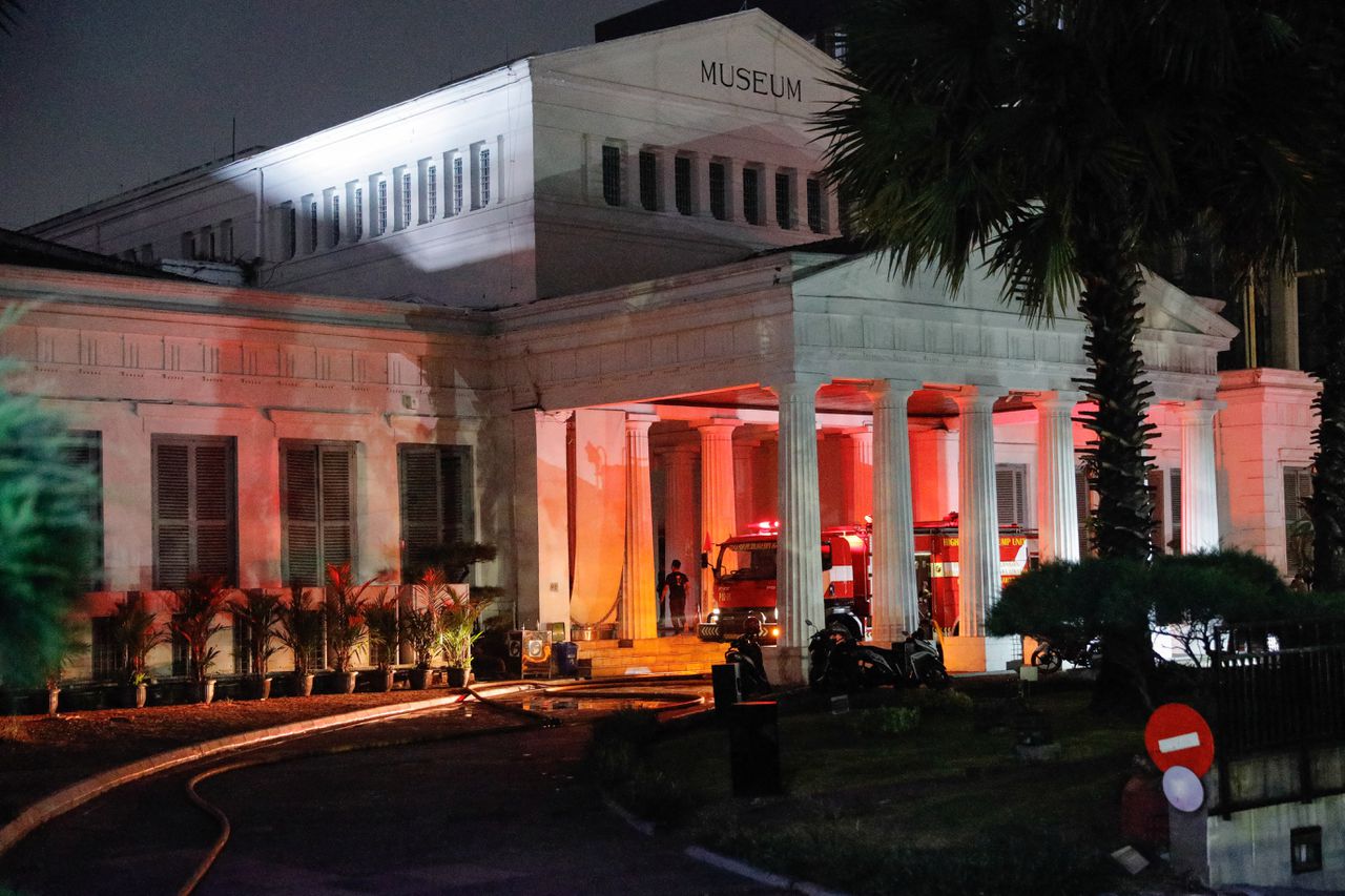 Voor de ingang van het Nationaal Museum in Jakarta is een brandweerwagen te zien.