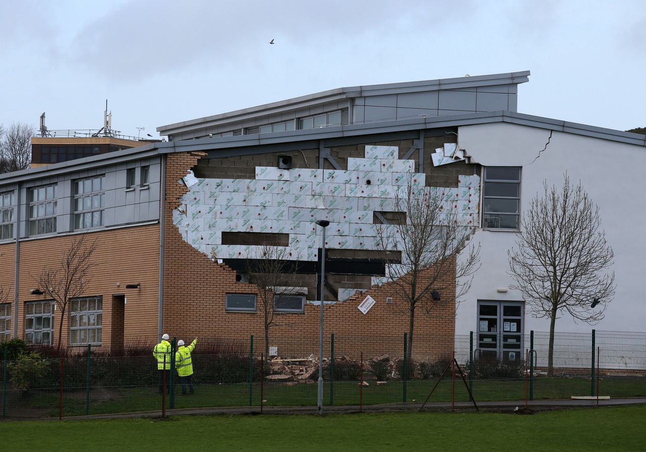 In 2016 stortte een buitenmuur van een school in Schotland in. Een deel was gemaakt van RAAC.