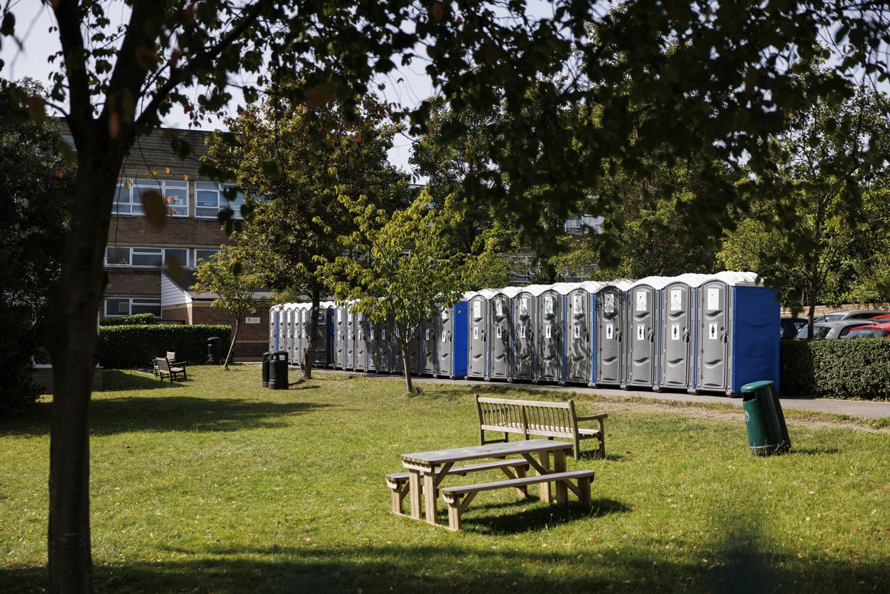 Bij de St Thomas More Catholic Comprehensive School in Londen zijn noodtoiletten geplaatst. Het schoolgebouw is voorlopig deels gesloten omdat het is gebouwd met het brosse RAAC-beton.