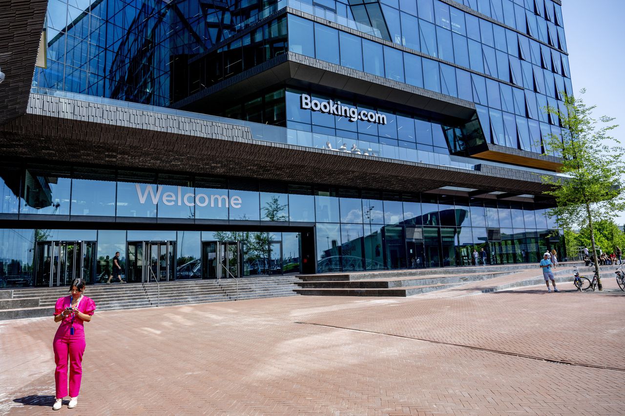 Het hoofdkantoor van Booking.com in Amsterdam. Meer dan 60 procent van de digitaal geboekte hotelovernachtingen in Europa gaat via Booking.