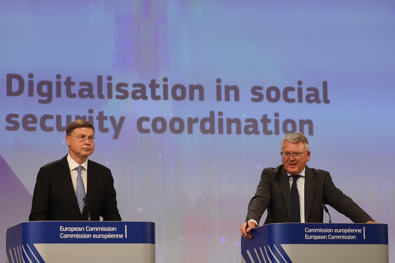 Eurocommissarissen Valdis Dombrovskis (l) en Nicolas Schmit van handel respectievelijk werkgelegenheid en sociale rechten lichten in Brussel de nieuwe Europese regels voor Big Tech toe.