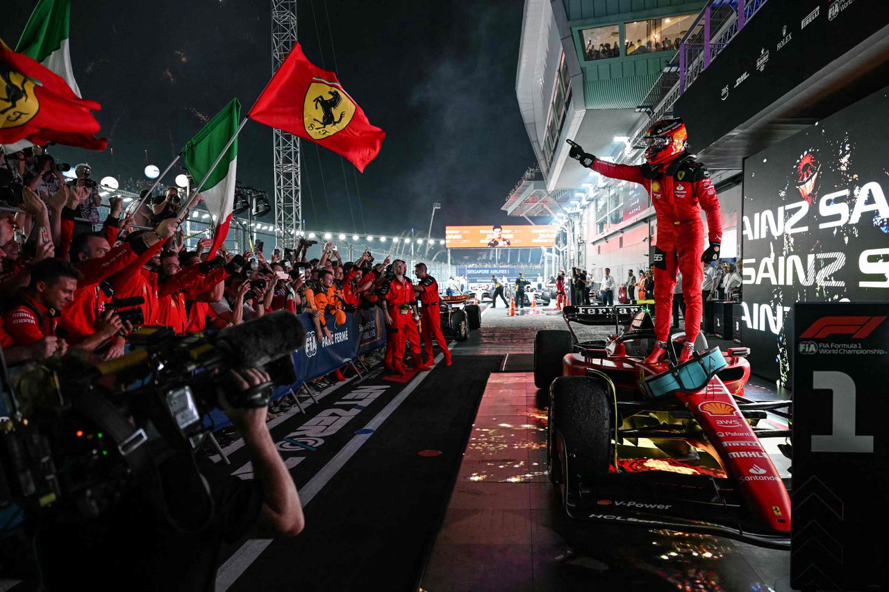 Carlos Sainz viert zijn overwinning in Singapore.