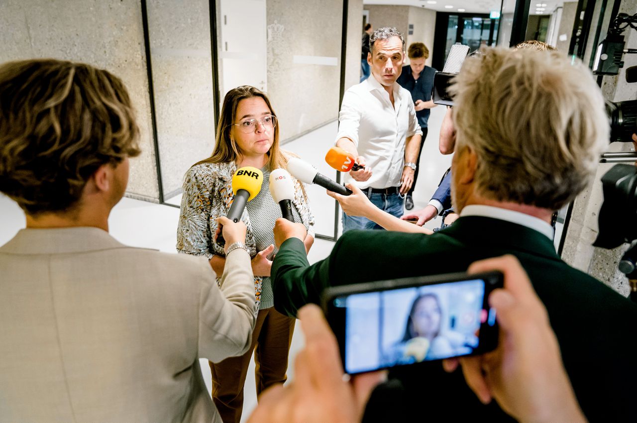 Kamerlid Eline Vedder staat journalisten te woord tijdens een debat over de mislukte onderhandelingen over een landbouwakkoord.