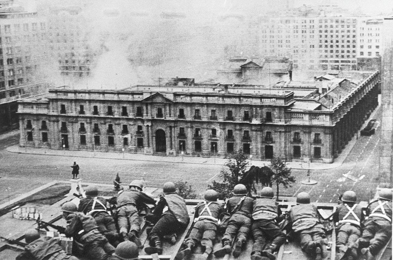 Militairen nemen op 11 september 1973 tijdens de staatsgreep het La Moneda-paleis in de Chileense hoofdstad Santiago onder vuur.