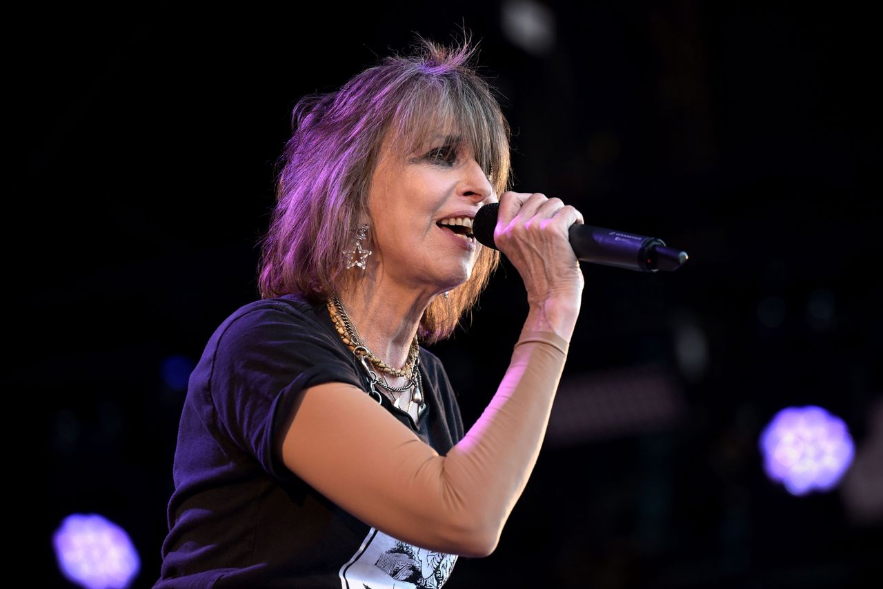 Chrissie Hynde van de The Pretenders tijdens een optreden op het Park Stage Glastonbury Festival in Engeland in juni dit jaar.