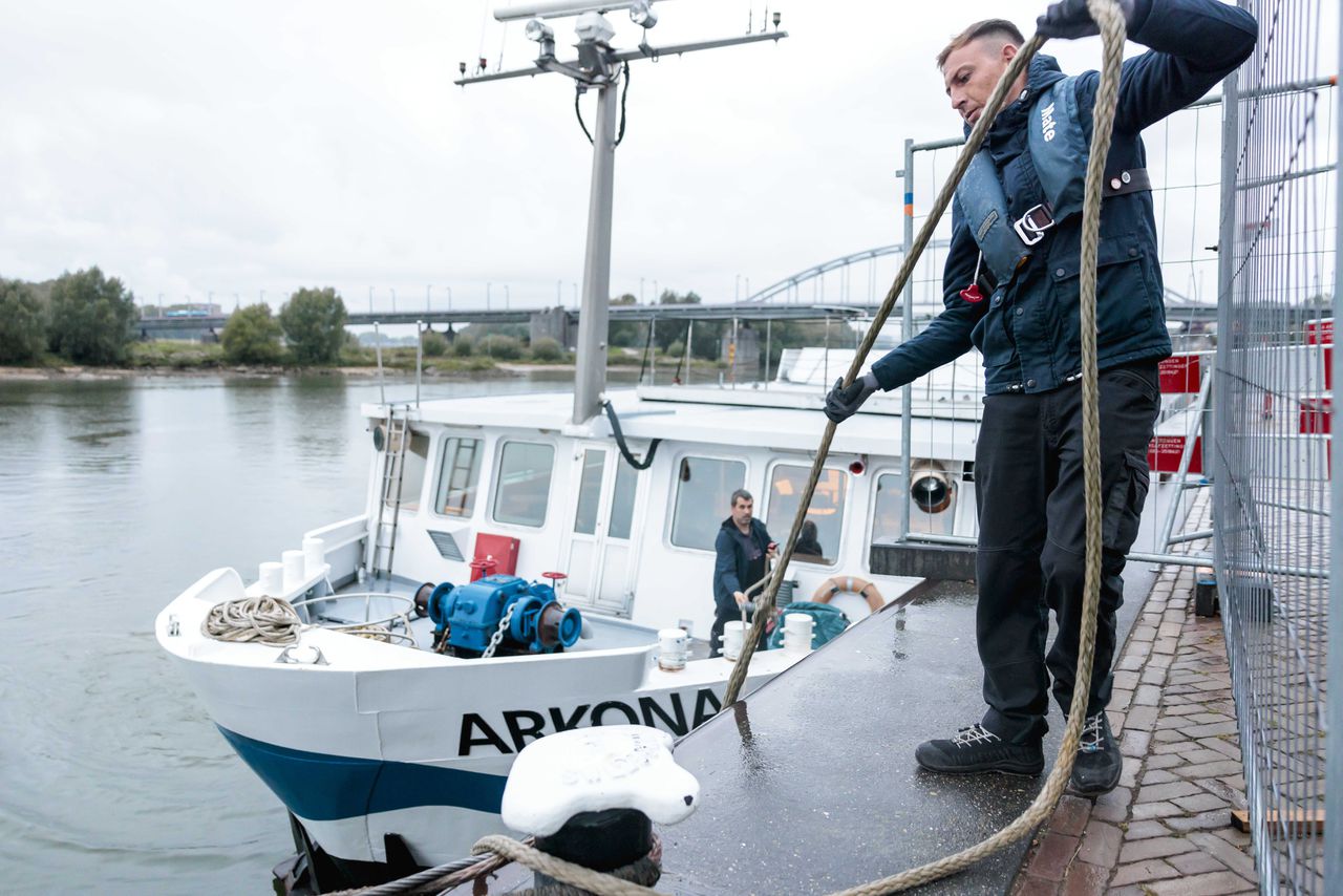 Het Duitse cruiseschip Arkona meert af naast andere schepen die al als opvanglocatie dienen voor asielzoekers aan de Rijnkade in Arnhem.