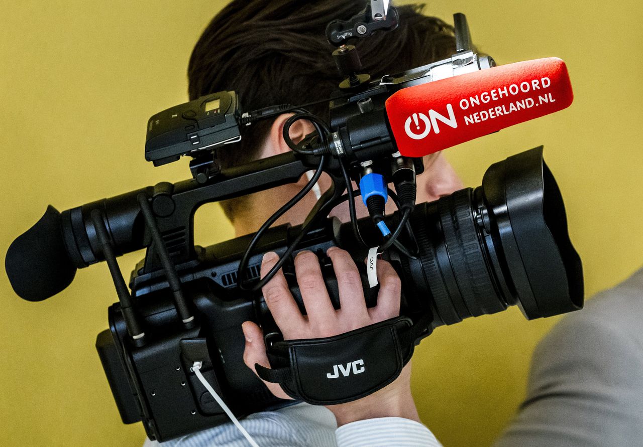 Een camera van omroep Ongehoord Nederland tijdens het wekelijkse vragenuur in de Tweede Kamer.