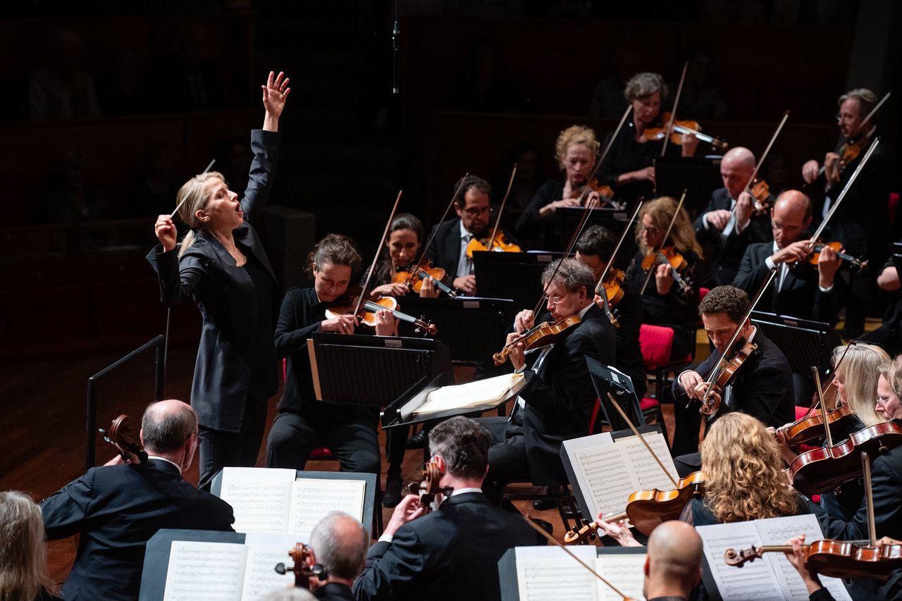 Dirigent Karina Canellakis dirigeert het Radio Filharminisch Orkest