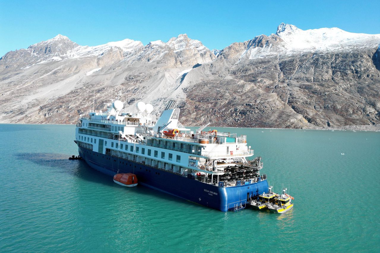 Het 104 meter lange schip ligt in de buurt van het Alpefjord op zo'n 1.400 kilometer van de Groenlandse hoofdstad Nuuk.