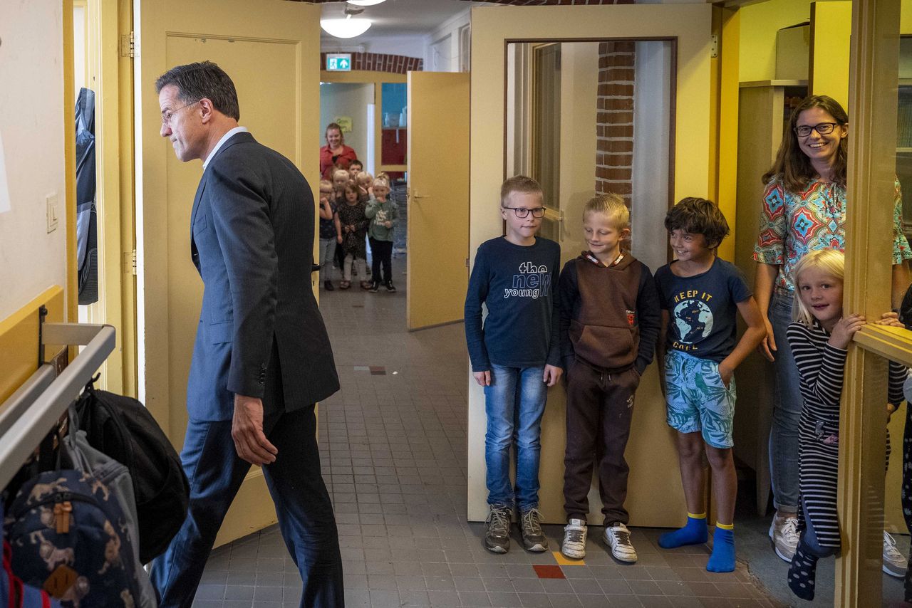 Demissionair premier Mark Rutte bezocht vrijdag een basisschool in het Groningse aardbevingsgebied.