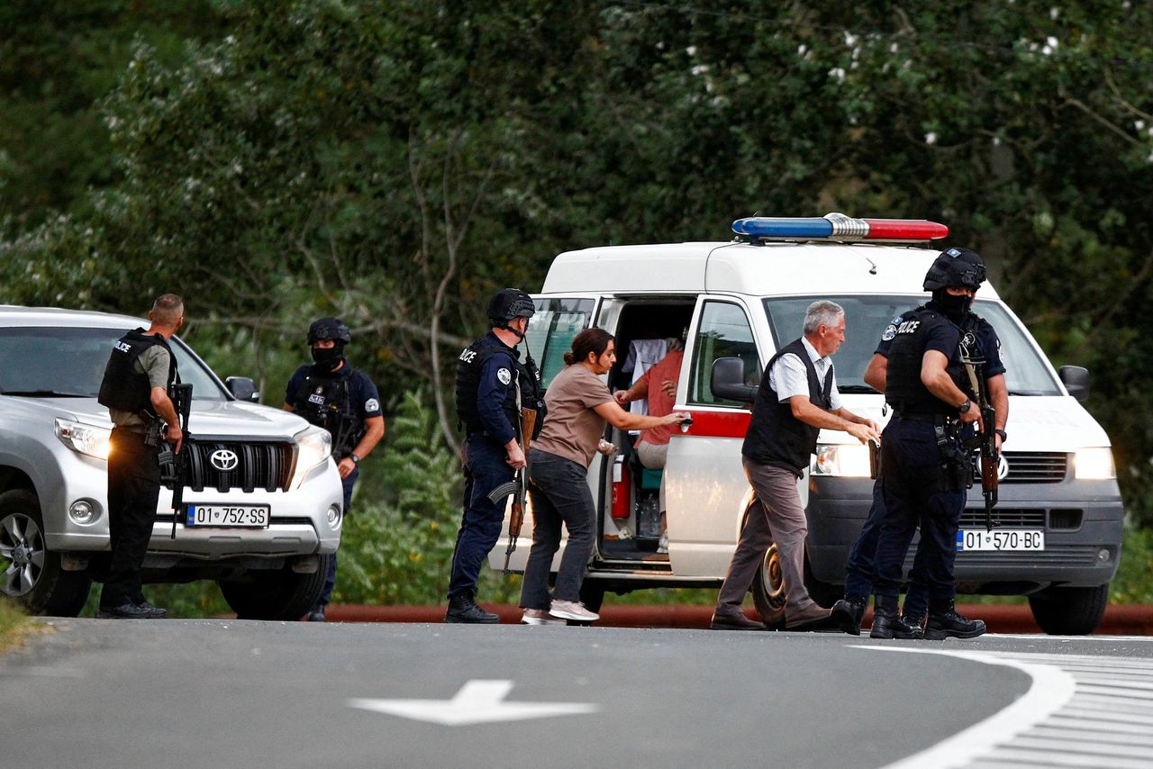 De Kosovaarse politie vangt zondag gewonde personen op na een vuurgevecht bij het klooster van Banjska.