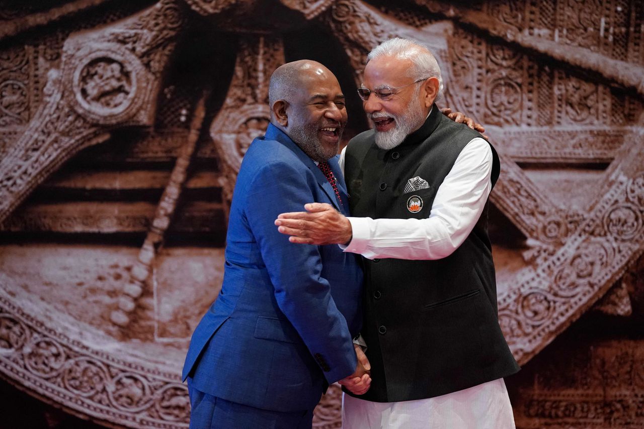 De Indiase premier Narendra Modi (rechts) begroet de Comoriaanse president Azali Assoumani, vertegenwoordiger van de Afrikaanse Unie, zaterdag bij de G20-top in Delhi.