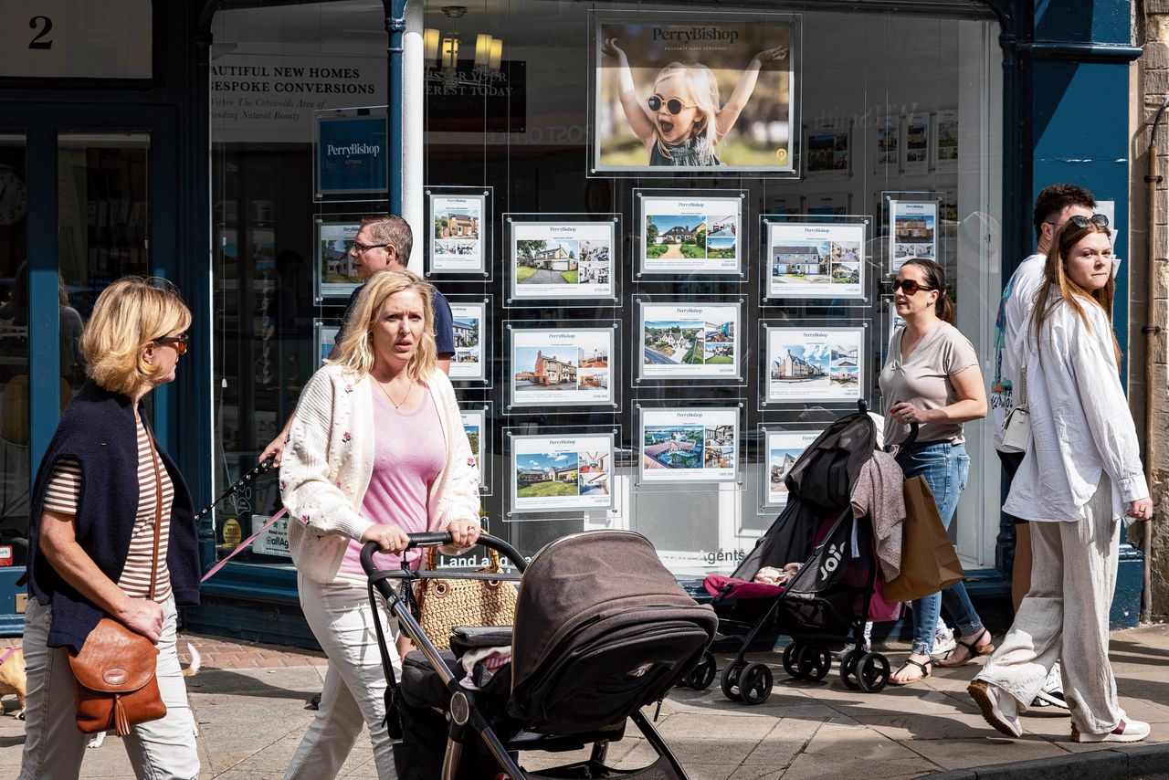 Britten bij een makelaarskantoor in de stad Cirencester. Op de Britse woningmarkt heerst, meer dan in andere Europese landen, „een rondshopcultuur”.