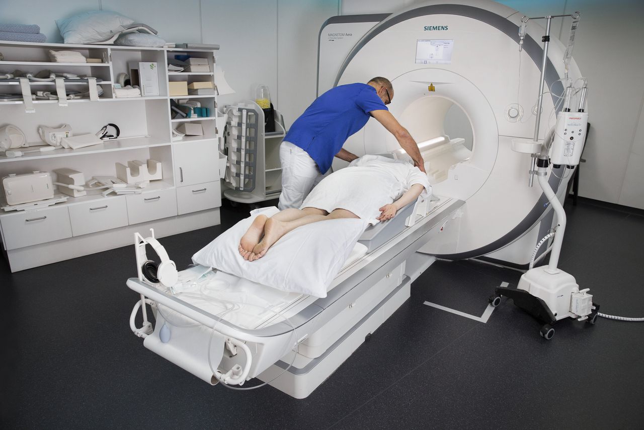 Borstkankerpatiënt tijdens een MRI-onderzoek in het OLVG in Amsterdam. Foto Ton Toemen/HH