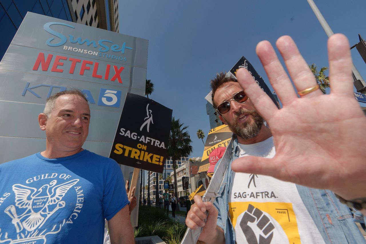 Acteur Noah Wyle (rechts) bij een demonstratie van Amerikaanse filmacteurs en -schrijvers bij de Netflix-studio in Los Angeles.