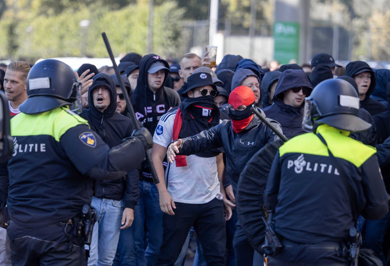 De KNVB trad strenger op â de fans misbruikten de macht