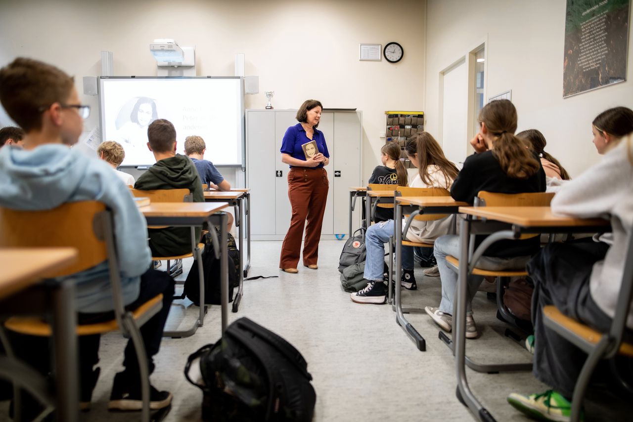 Patricia Veldhuis voor de klas op middelbare school Het Rhedens in Rozendaal.