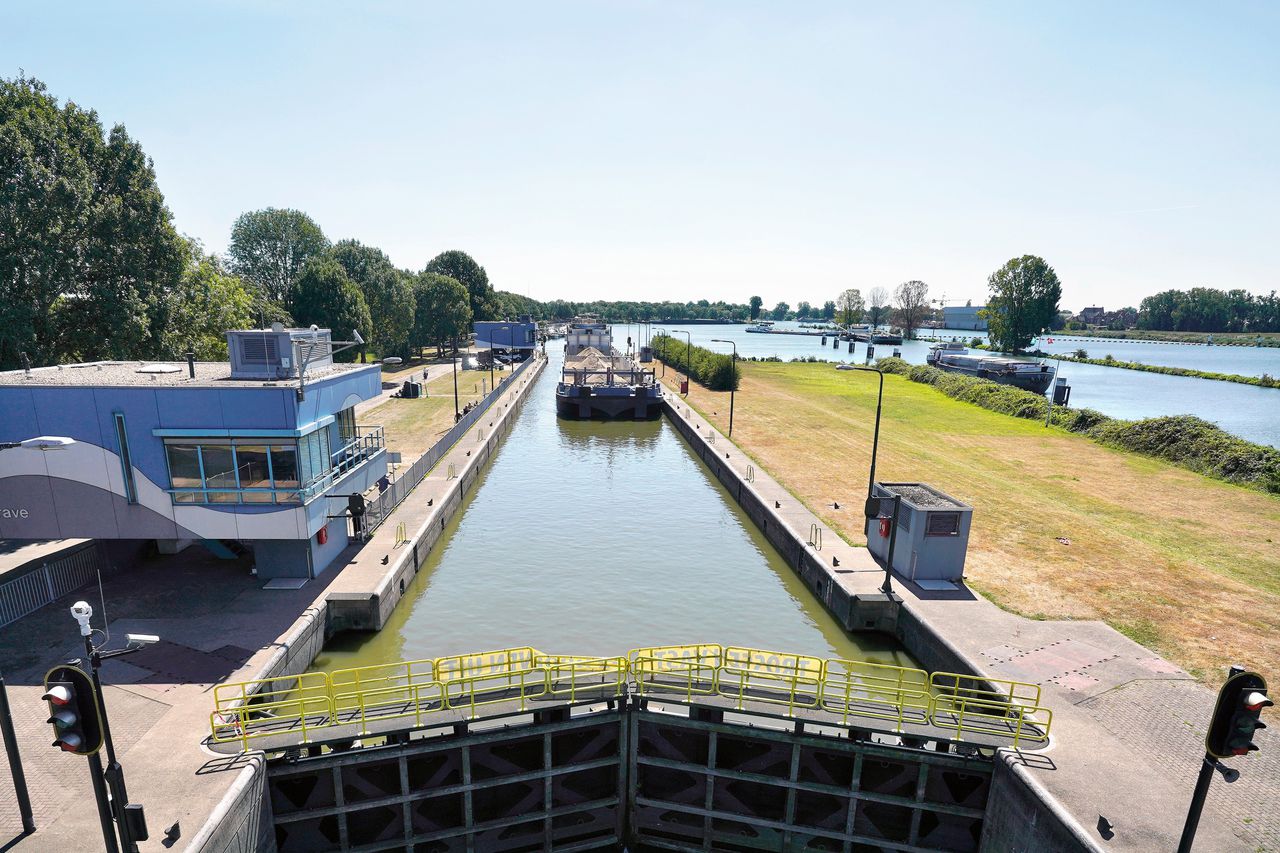 De rivier de Maas, nabij Grave.