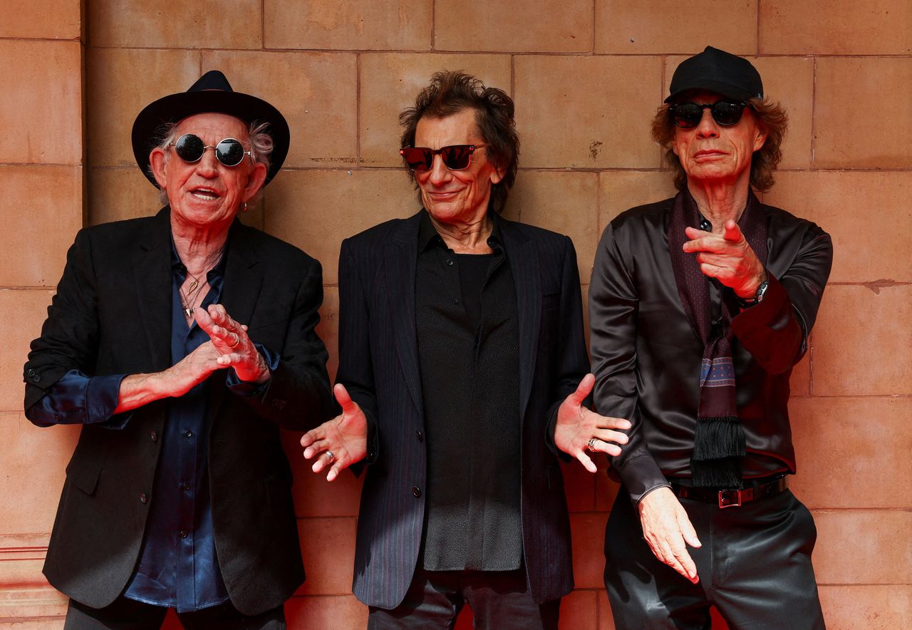 Keith Richards, Ronnie Wood en Mick Jagger kort voor de presentatie van hun single ‘Angry’ in het Hackney Empire in London.