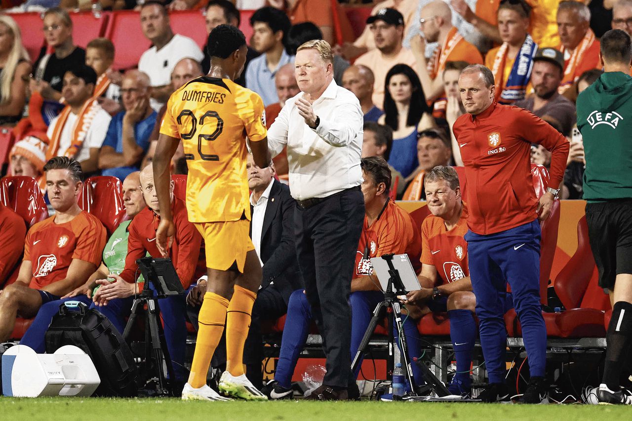 Bondscoach Ronald Koeman en ‘wingback’ Denzel Dumfries, rechts assistent Sipke Hulshoff. Oranje won met 3-0 van Griekenland