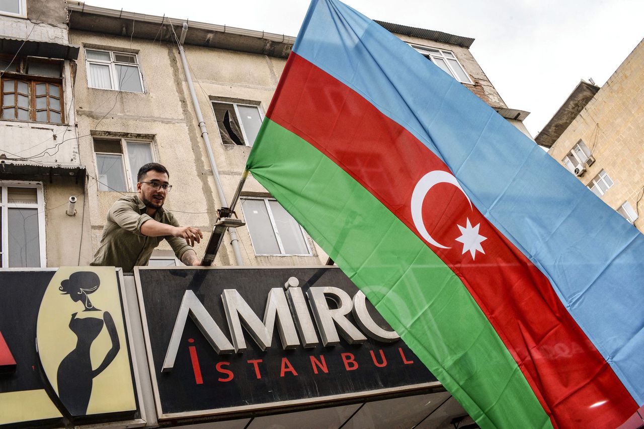 In het Azerbeidjzaanse Bakoe gaat de vlag uit om het offensief bij Nagorno-Karabach te steunen, een welkome afleiding van onvrede over het bewind van Aliyev.