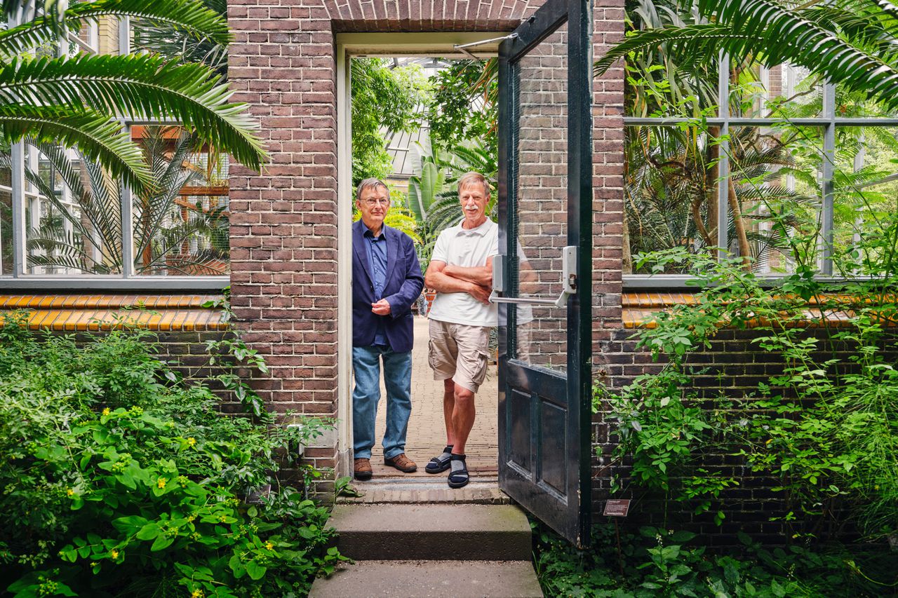 Ludo Hellemans (links) en Toon van der Ouderaa in de Amsterdamse Hortus Botanicus. „Darwin wist het mooi, grappig en toegankelijk op te schrijven.”