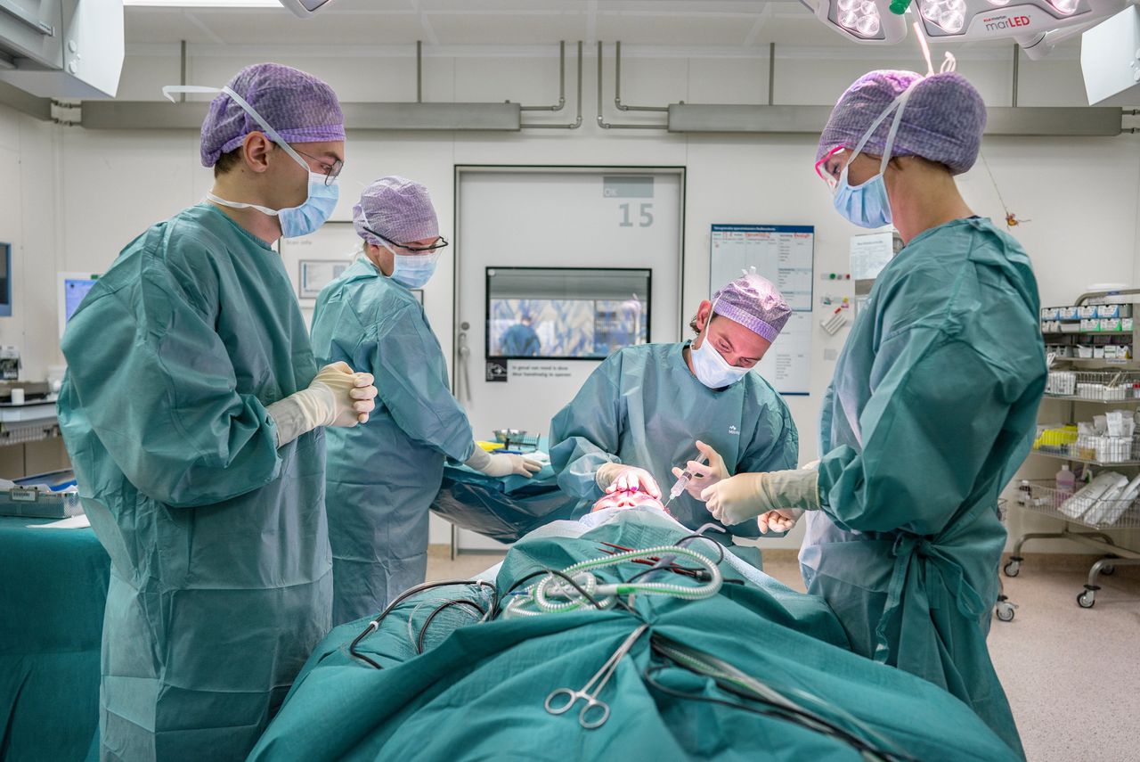 Gezichtsoperatie door chirurg Tim Nijhuis in het Radboudumc in Nijmegen.