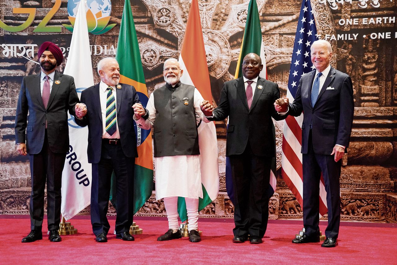 Voorzitter van de Wereldbank Ajay Banga (links) poseert met de politieke leiders van Brazilië, India, Zuid-Afrika en de VS op de G20-top in New Delhi.