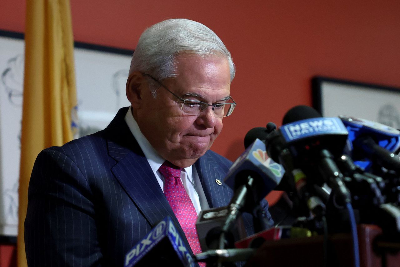 De machtige Democratische senator Robert Menendez zou onder meer baren goud, contant geld en een Mercedez hebben aangenomen van Egypte. Vooralsnog weigert hij echter op te stappen.