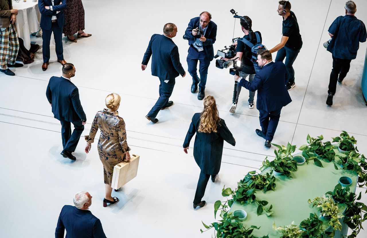 Sigrid Kaag, demissionair minister van Financiën in de hal van de Tweede Kamer, kort voor het aanbieden van de Miljoenennota.