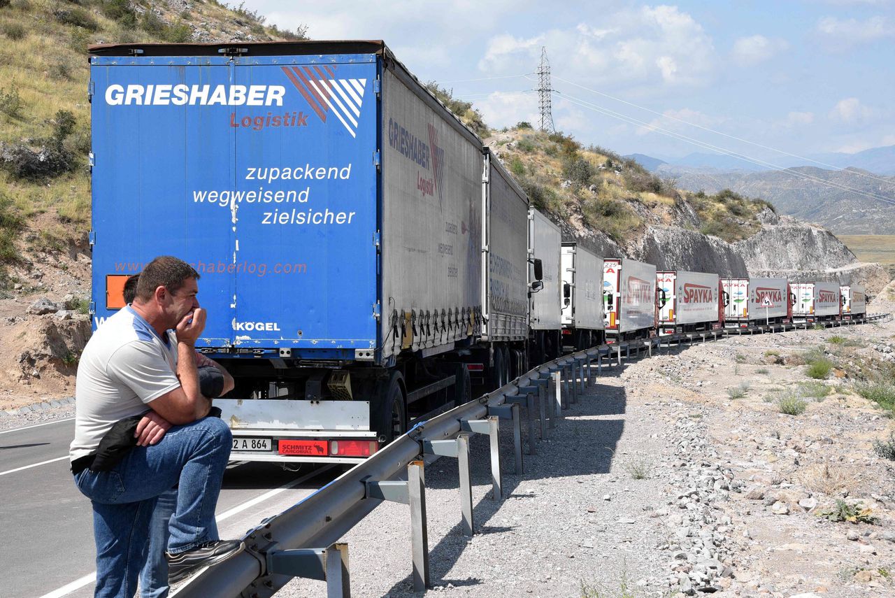 Vrachtwagens met Franse humanitaire hulp staan geparkeerd voor de toegang naar de Lachin-corridor op 30 augustus.