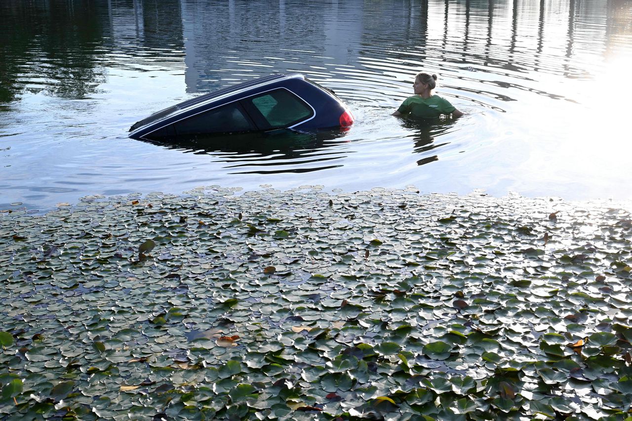 Actievoerders van Greenpeace lieten bovenkanten van auto's afzinken nabij de ingang van de IAA-beurs.