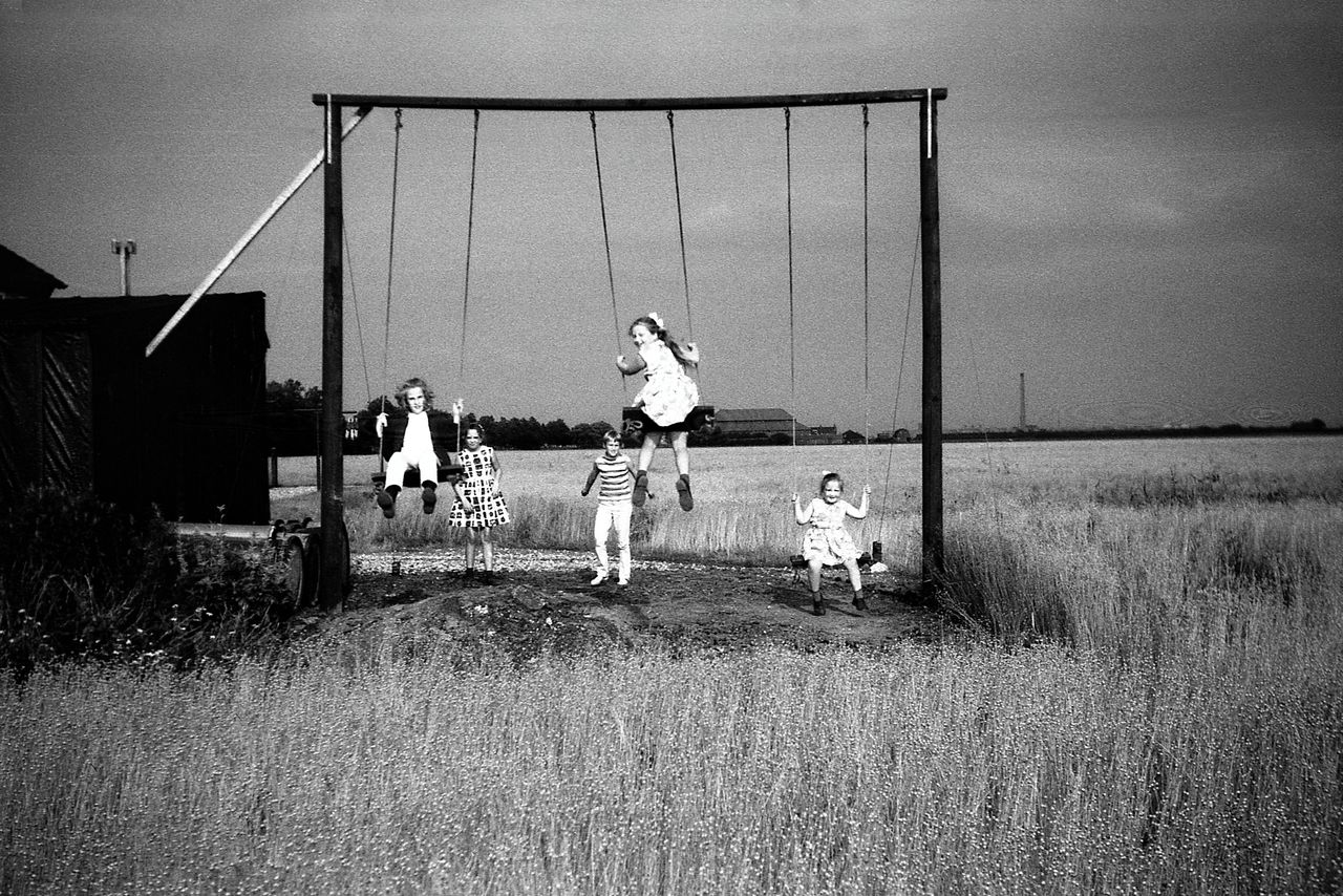 De drie dochters van fotograaf Otto Verkuyl met vriendjes spelend, rond 1969 aLLE Foto’S Otto Verkuyl/via p. Ortolano