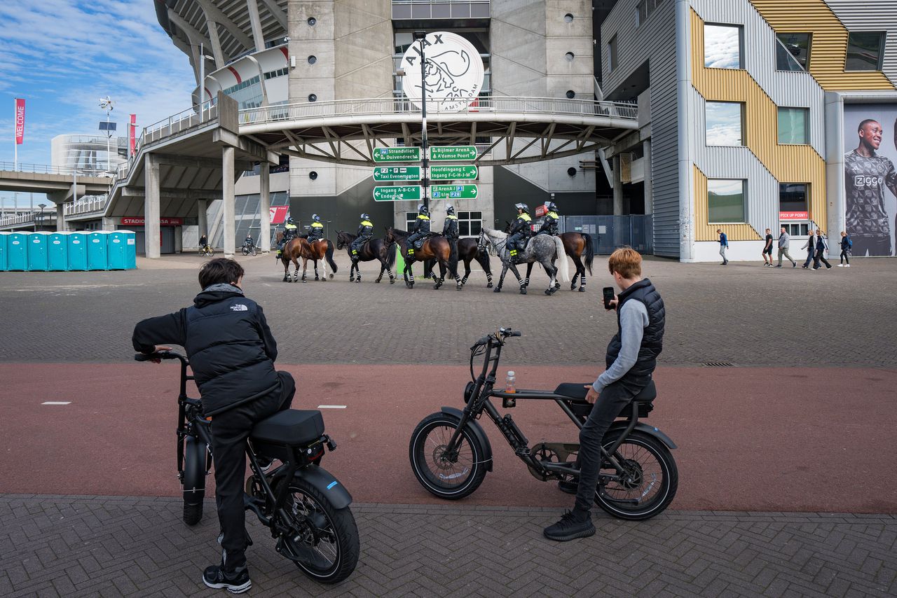 Buiten de Johan Cruijff Arena woensdagmiddag, tijdens het restant van Ajax-Feyenoord, dat volgde op de stillegging van de wedstrijd vorige zondag wegens vuurwerk. Einduitslag: 0-4.