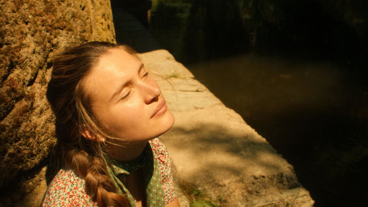 Maria (Marlene Burow) weet zich moeilijk een plek te geven in de nieuwe wereld van het Duitsland van na de val van de Muur, in ‘Irgendwann werden wir uns alles erzählen’.