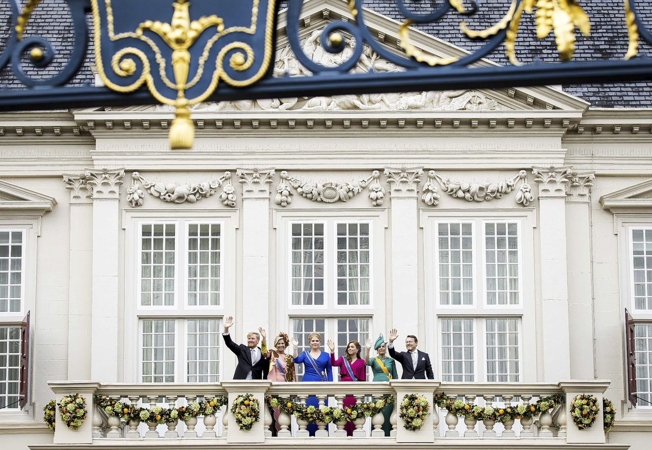 De koninklijke familie op de traditionele balkonscène, voor het eerst ook met prinses Alexia erbij.