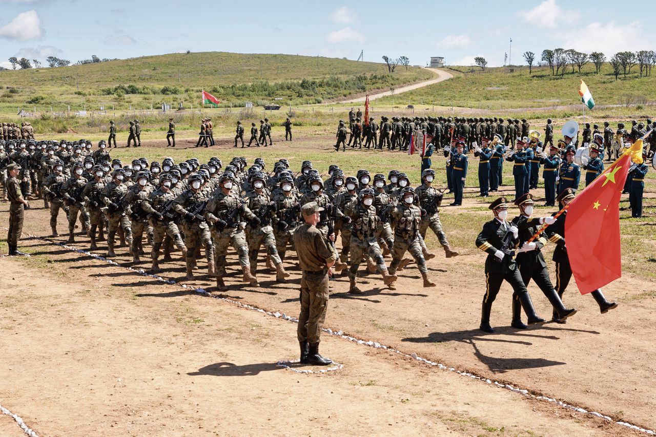 Chinese militairen nemen in augustus 2022 deel aan een militaire oefening met het Russische leger in Vostok, in het uiterste oosten van Rusland.