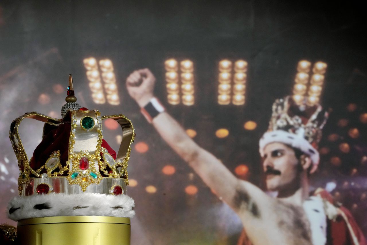 De kroon en schoudermantel die Freddie Mercury droeg bij de laatste Queen-tournee in 1986 bracht 740.000 euro op.