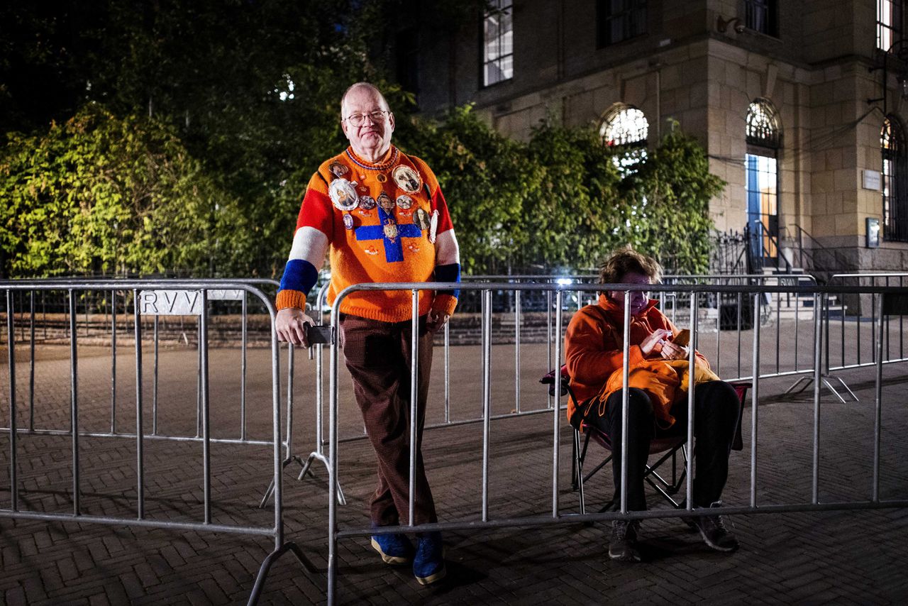 Vroeg op de ochtend stonden de eerste oranjefans al klaar om de glazen koets te zien, die vertrekt vanaf Paleis Noordeinde in Den Haag.