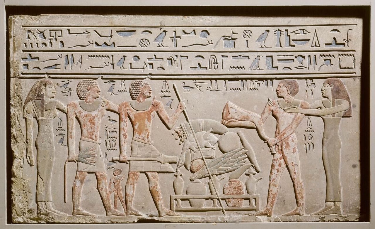 De stèle van Choe in het Rijksmuseum van Oudheden in Leiden. De gedenksteen komt uit de grote tempel bij Abydos van Osiris, god van het hiernamaals. Aan de bovenrand een hiëroglyfeninscriptie.