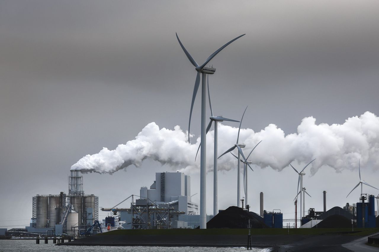 De kolencentrale van RWE in de Eemshaven.