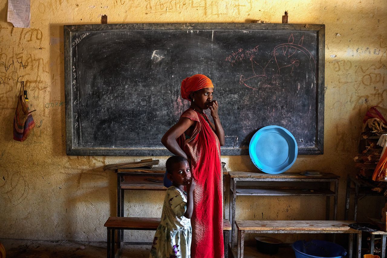 Een vrouw staat met haar dochter in een opvangcentrum voor ontheemden in noordelijk Ethiopië.