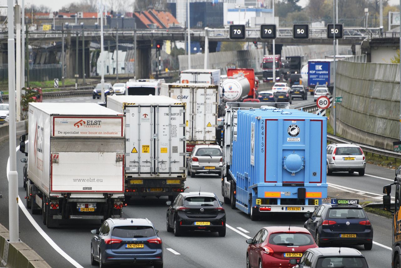 Vrachtverkeer op de ring rond Rotterdam. Jaarlijks overlijden in de EU naar schatting 70.000 mensen vroegtijdig als gevolg van de uitstoot van transport.