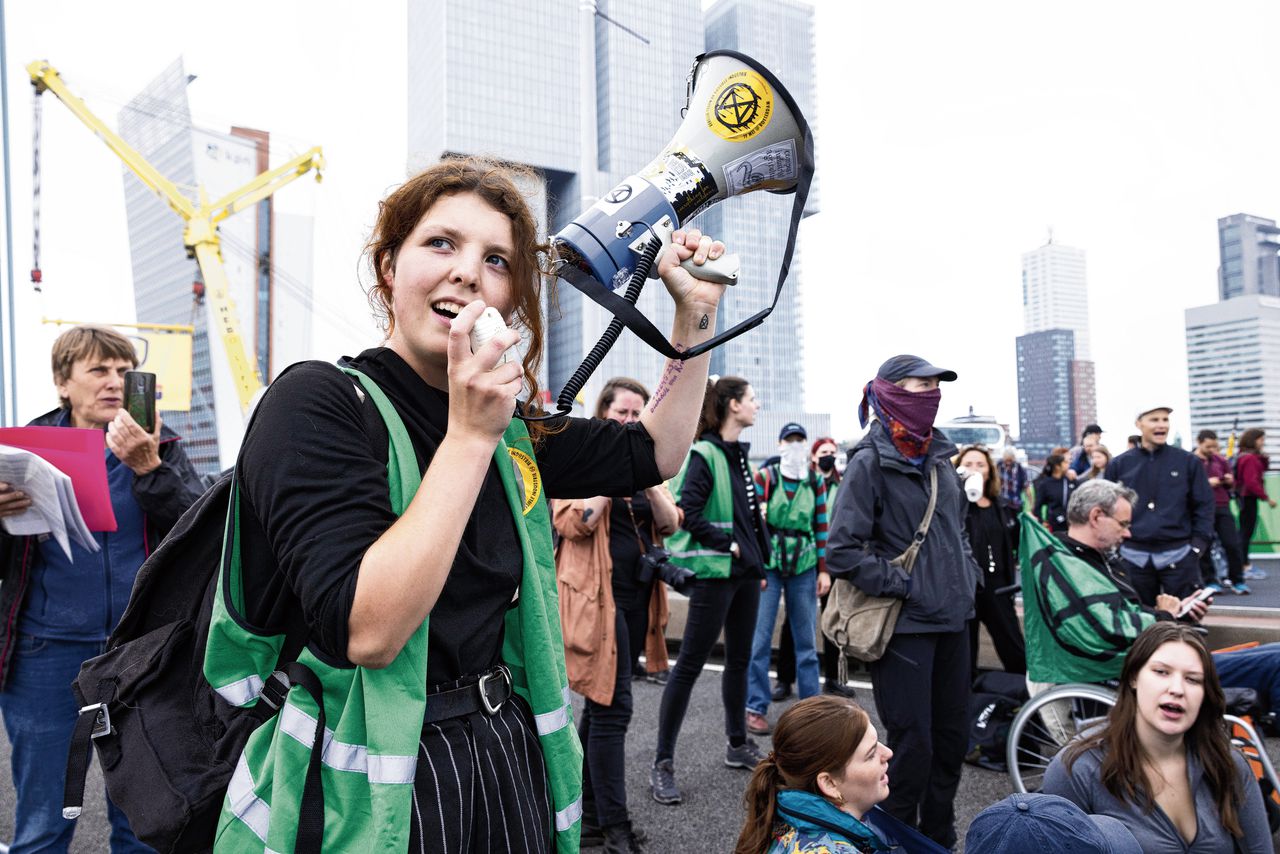 Extinction Rebellion bezette vorige week de Erasmusbrug in Rotterdam tijdens de Wereldhavendagen.