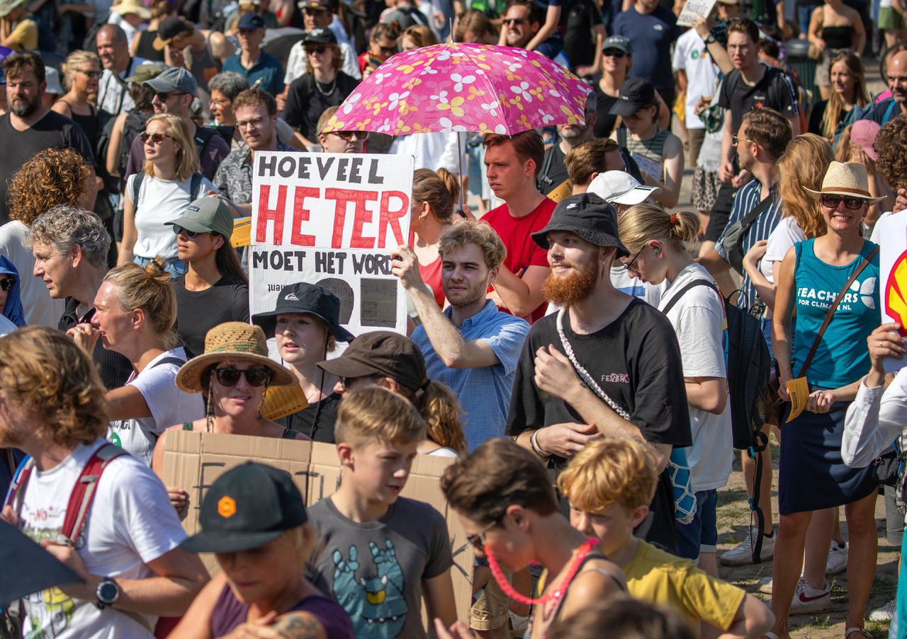 Demonstranten op de A12 bij de marathonblokkade van Extinction Rebellion.