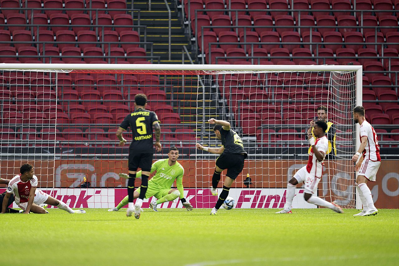 Feyenoord-spits Santiago Giménez scoort de 0-4 in de Johan Cruijff Arena.