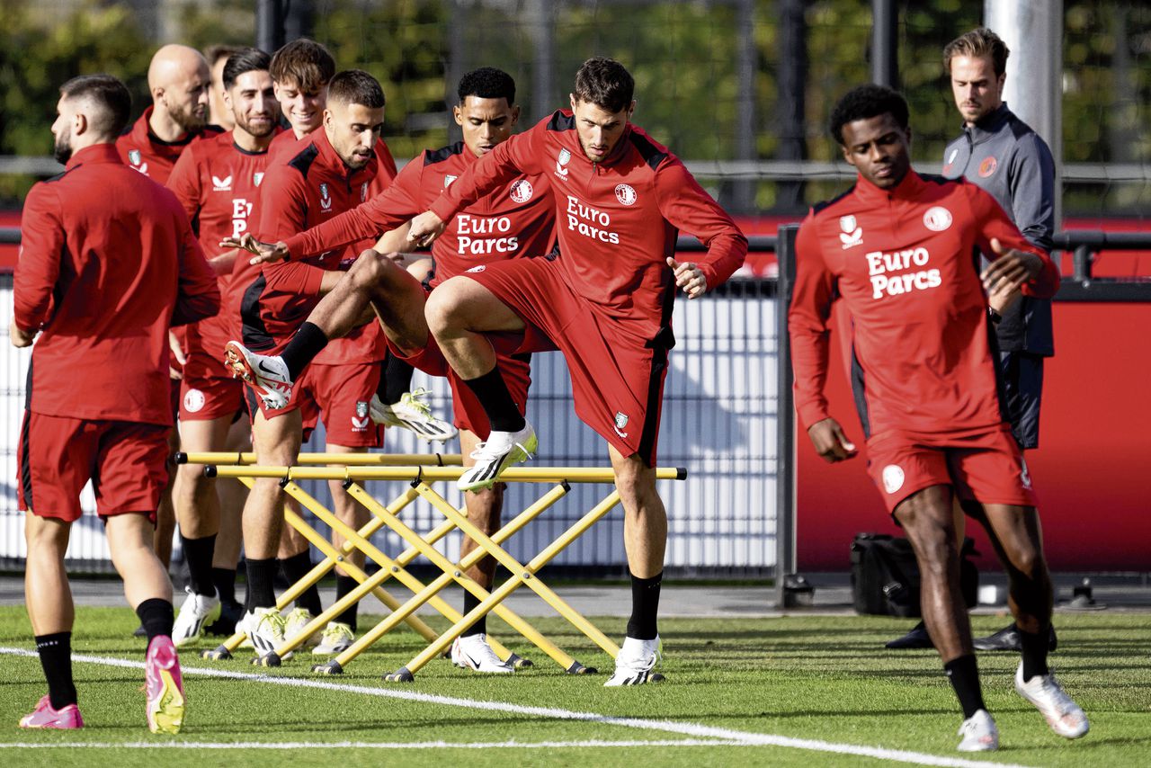 De selectie van Feyenoord maandag tijdens de laatste training voor het duel met Celtic in de Champions League.